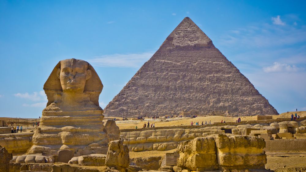 Muž vyšplhal na egyptskou pyramidu. Chtěl upozornit na požáry v Austrálii